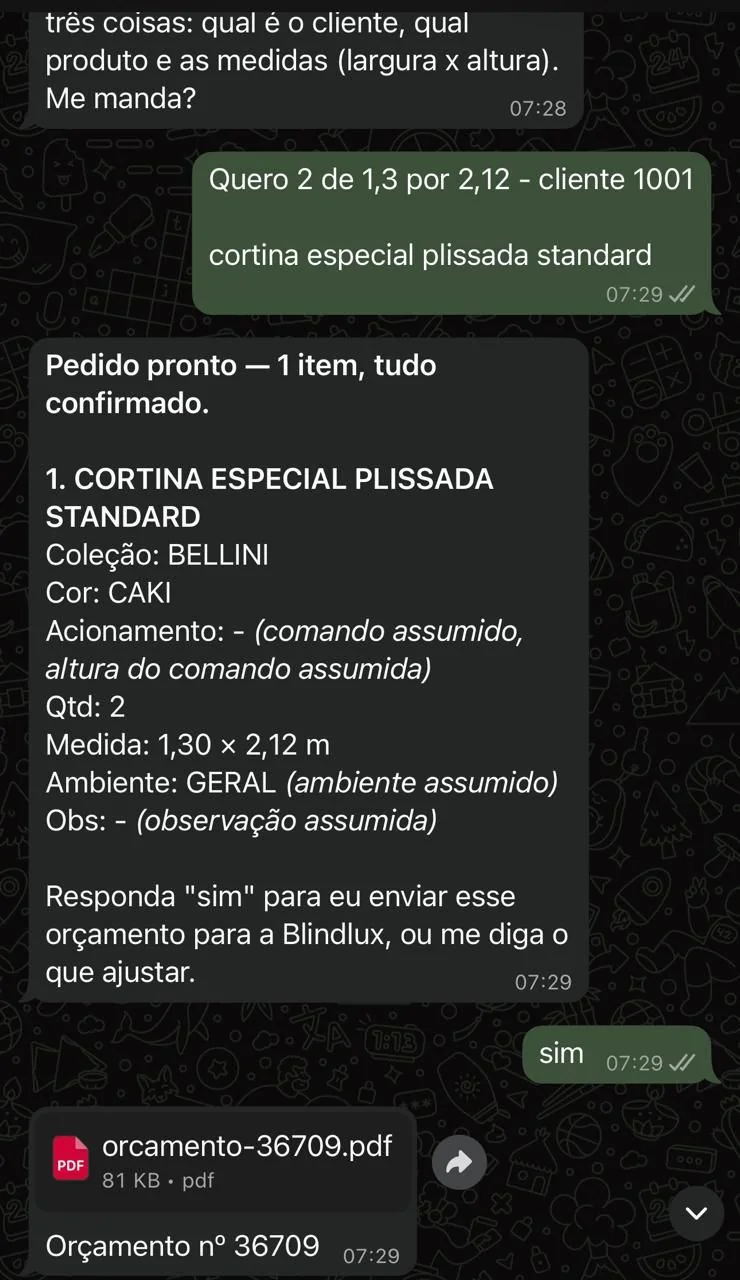Conversa no WhatsApp em que o agente da BlindLux confirma o item pedido e envia o orçamento em PDF