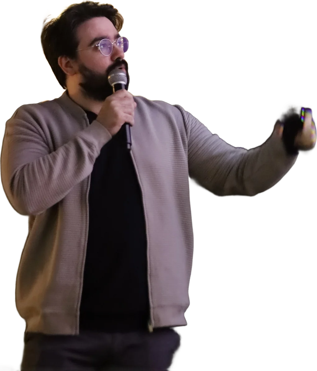 João Pedro Staffa Carvalho falando ao microfone em um evento